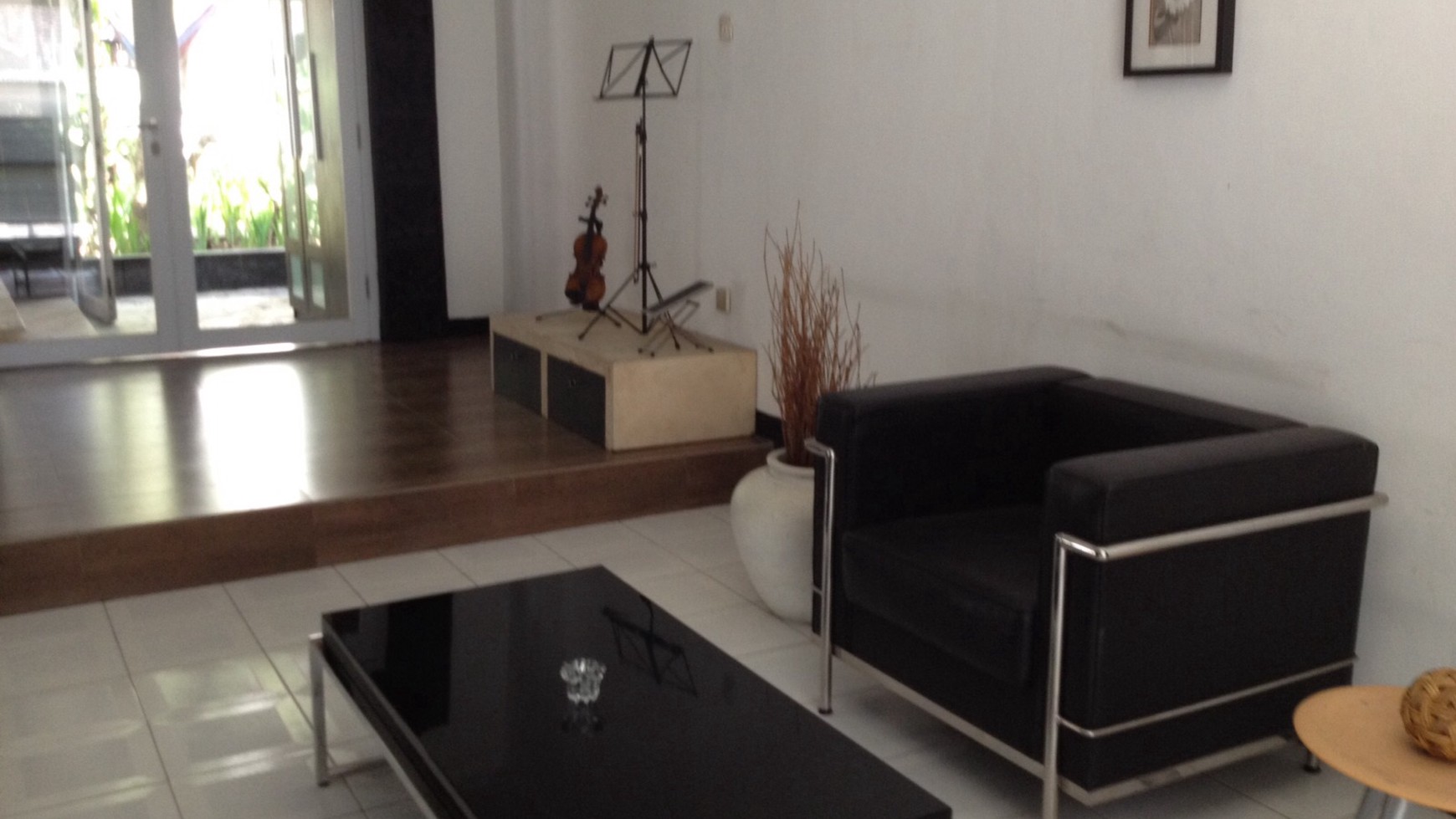 Rumah bergaya minimalis contemporer nyaman dan asri #AK