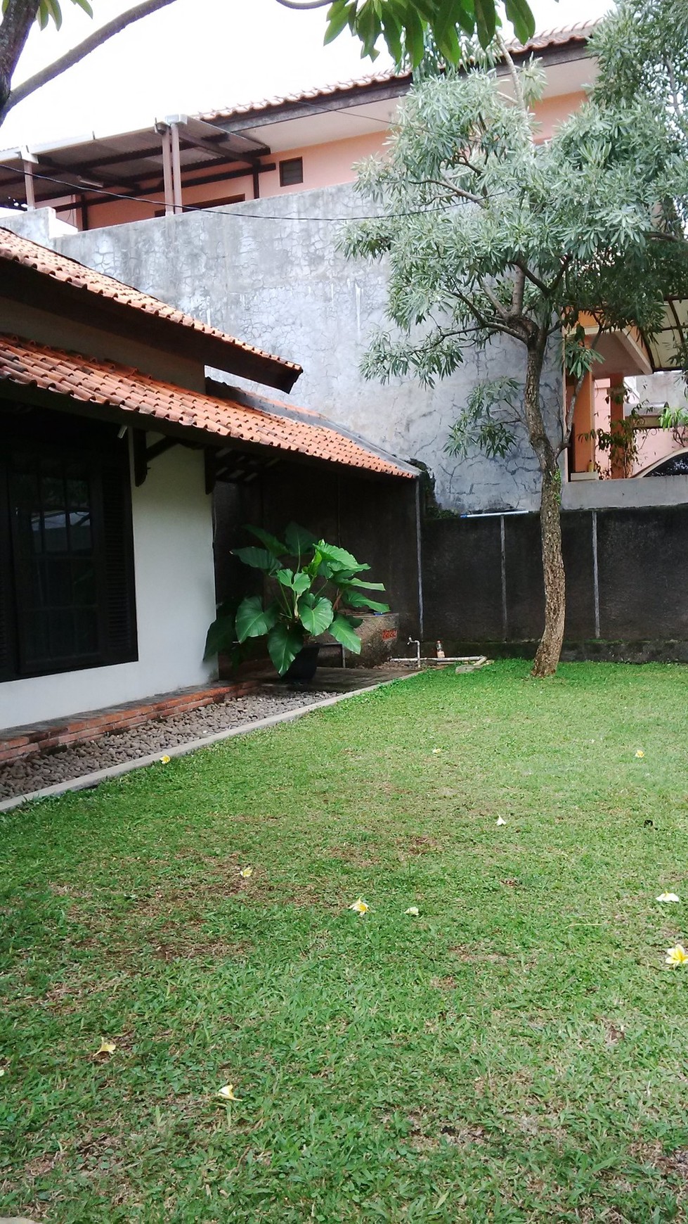 Dijual Rumah dengan Halaman Depan luas
