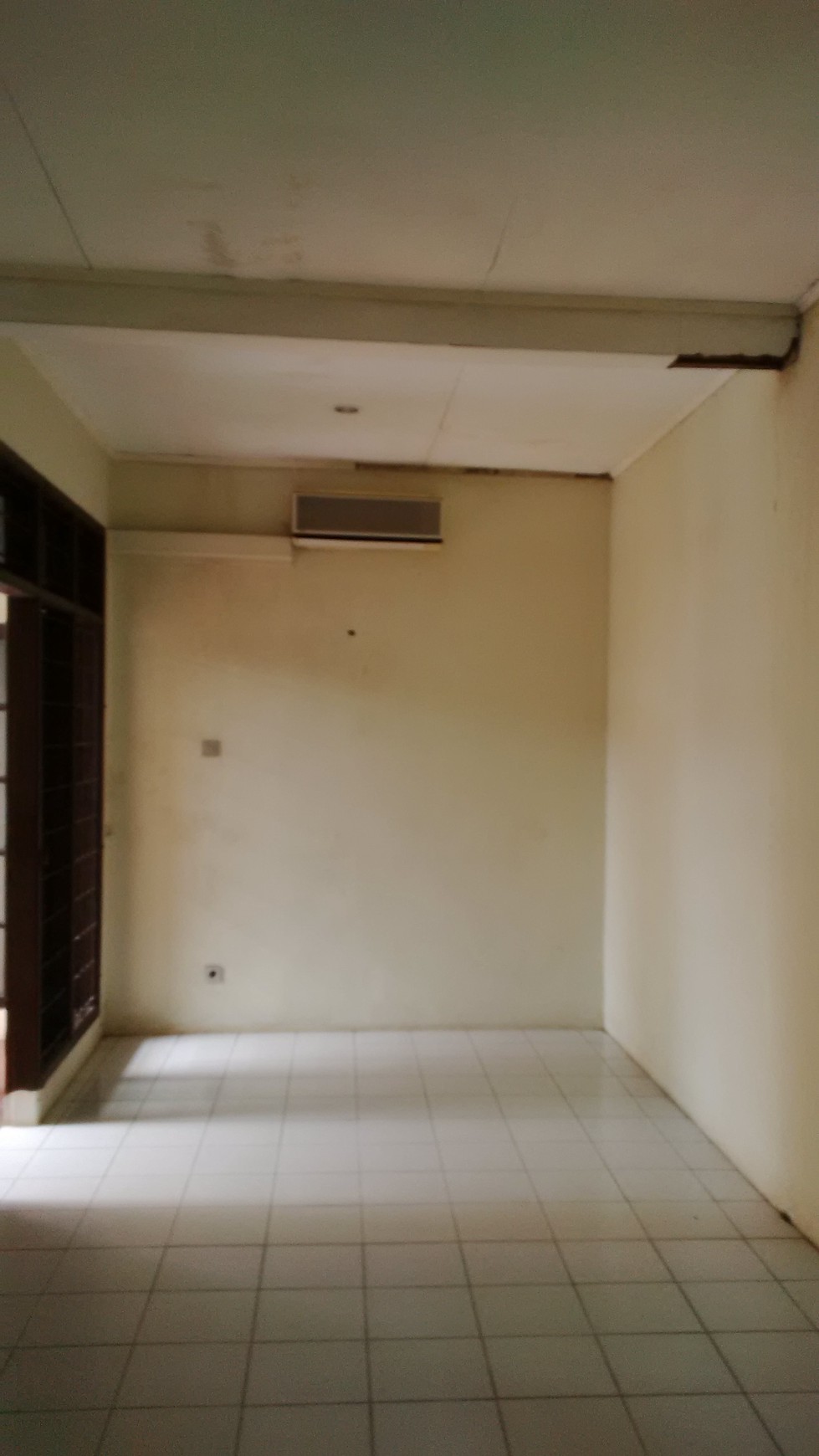 Dijual Rumah dengan Halaman Depan luas