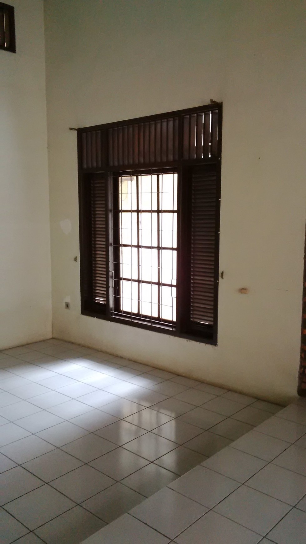 Dijual Rumah dengan Halaman Depan luas