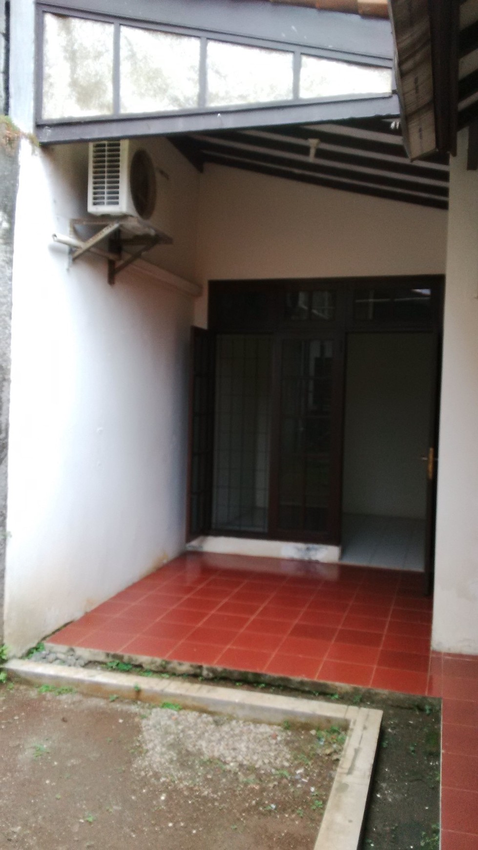 Dijual Rumah dengan Halaman Depan luas