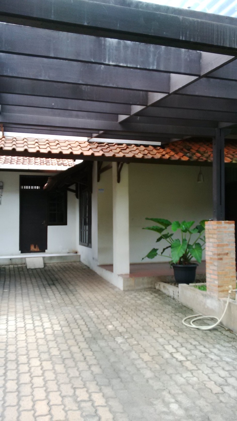 Dijual Rumah dengan Halaman Depan luas