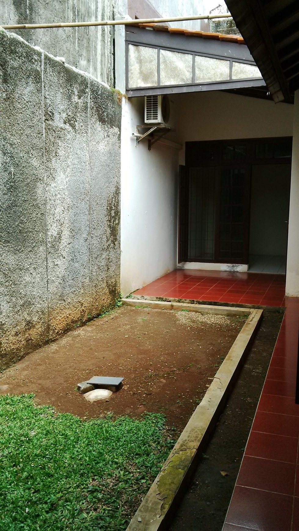 Dijual Rumah dengan Halaman Depan luas