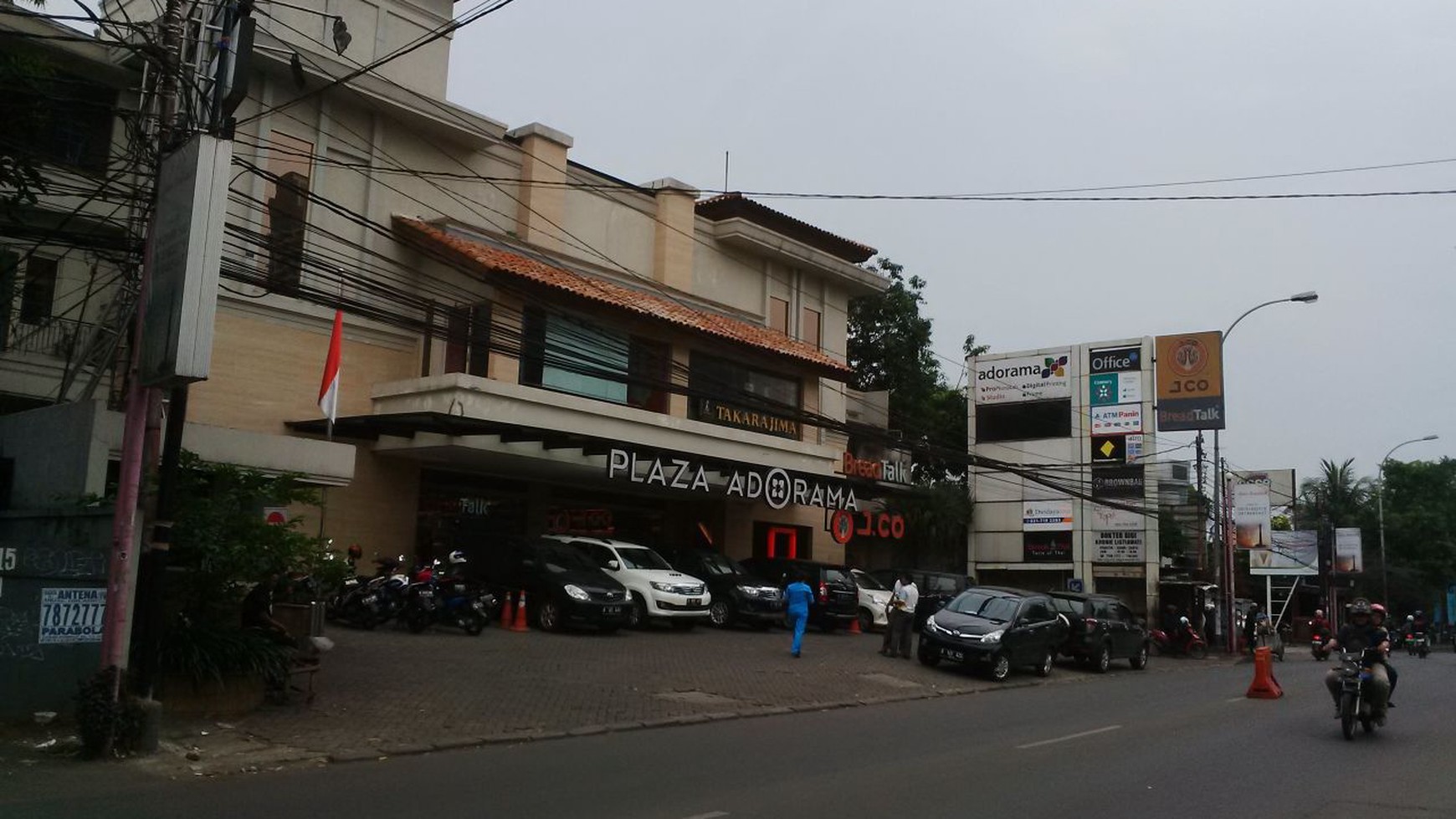 kavling lokasi depan jalan raya!! sangat strategisi Jual Hitung Tanah 3 Rumah + 3 Pool