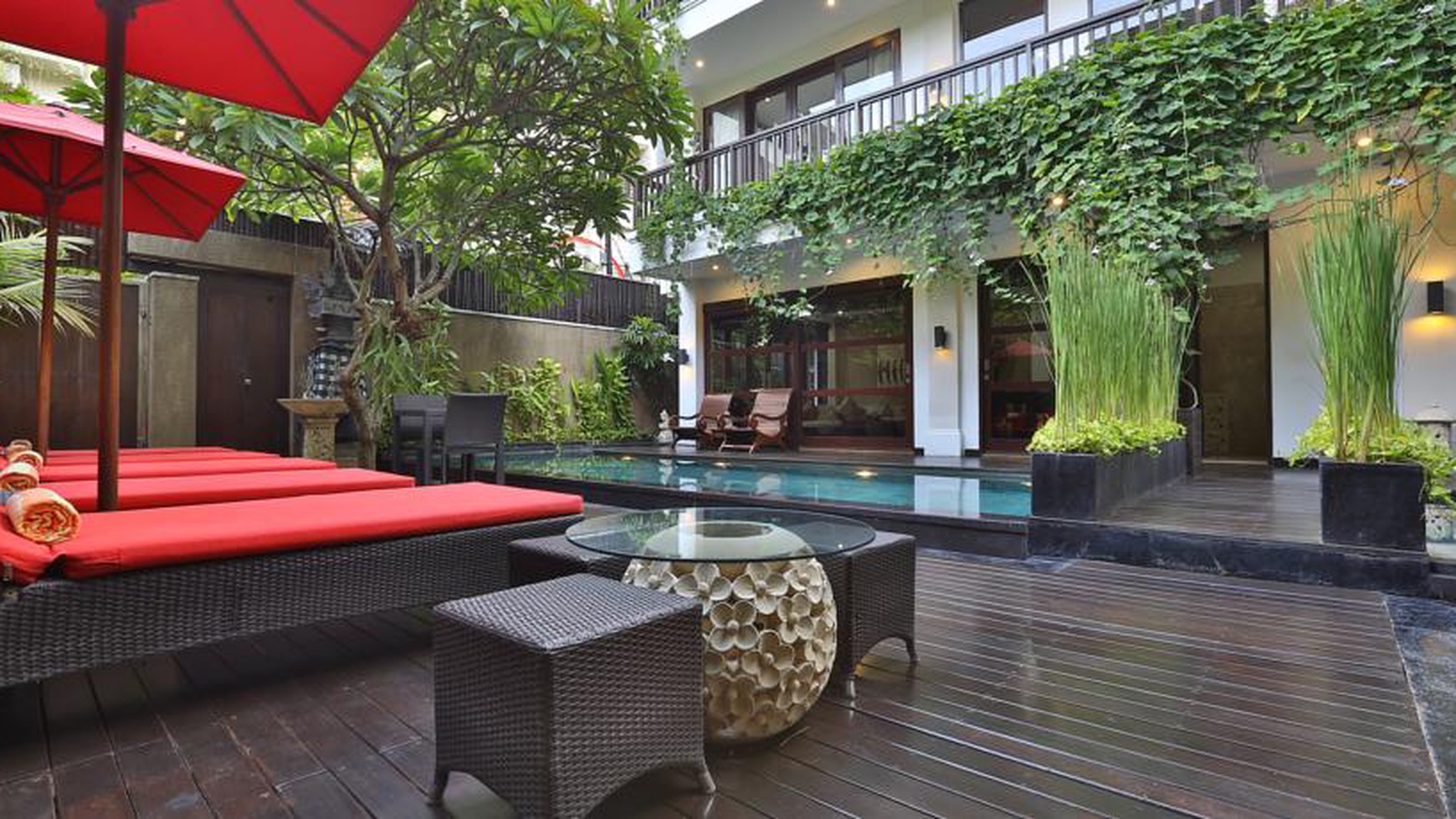 Freehold Luxury Familly Villa 6 Bedrooms in Kuta , Close to Beach & Restaurants