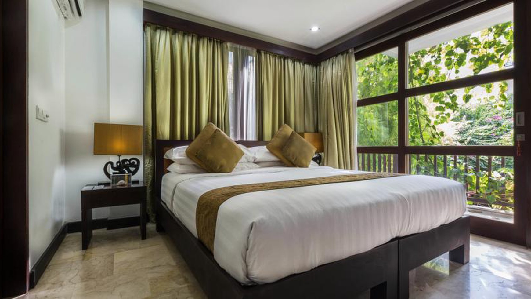 Freehold Luxury Familly Villa 6 Bedrooms in Kuta , Close to Beach & Restaurants