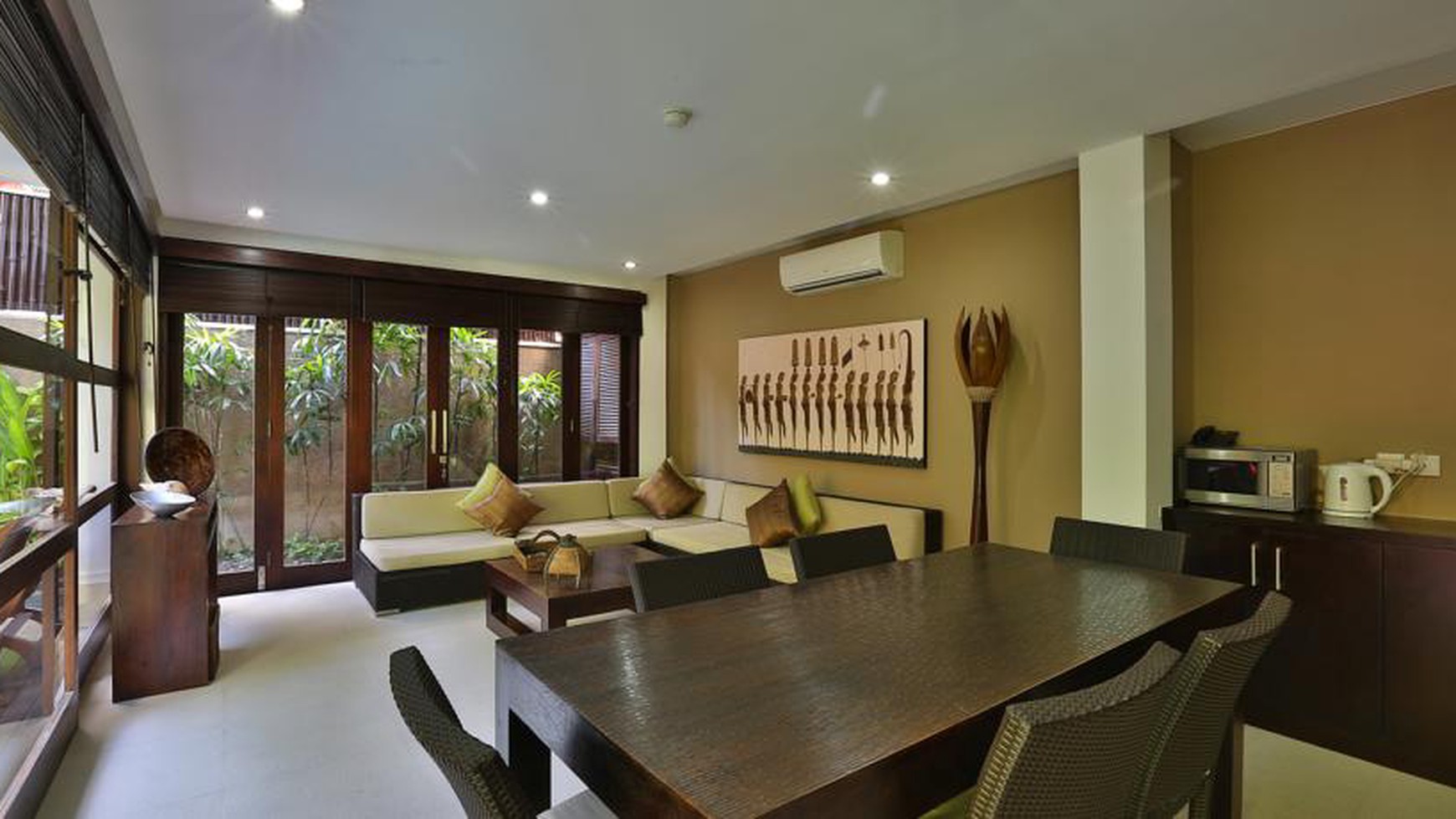 Freehold Luxury Familly Villa 6 Bedrooms in Kuta , Close to Beach & Restaurants