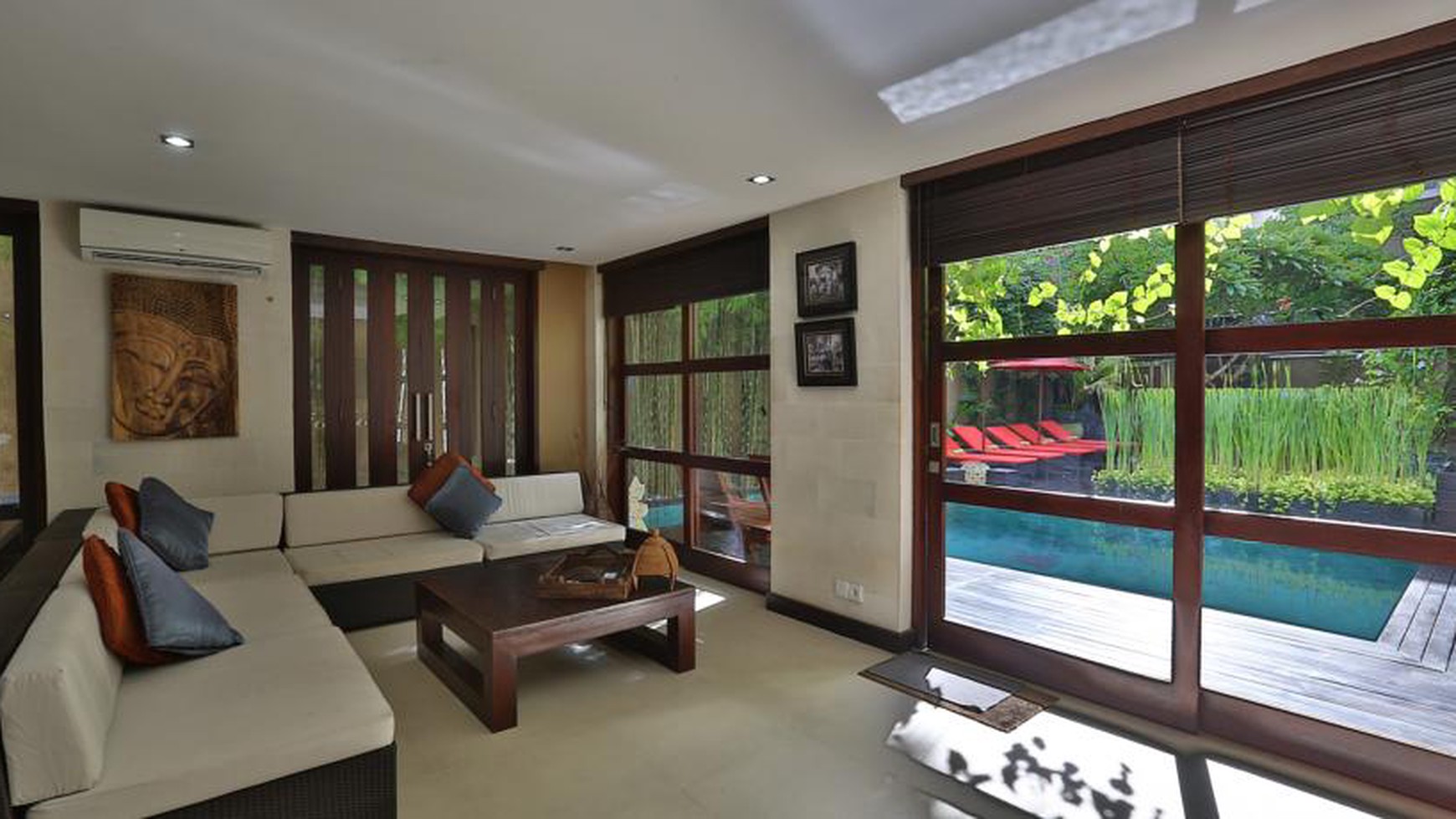 Freehold Luxury Familly Villa 6 Bedrooms in Kuta , Close to Beach & Restaurants