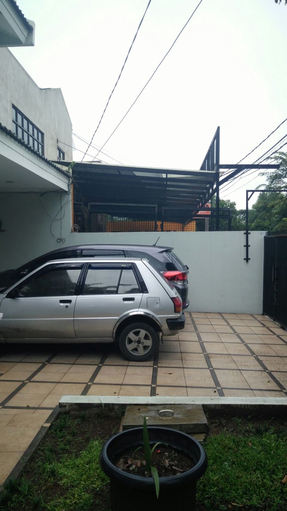 Rumah pinggir jalan,luas tanah 255,strategis  di Sektor 9 Bintaro Jaya