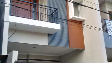 Rumah baru minimalis 3 lantai di Tomang