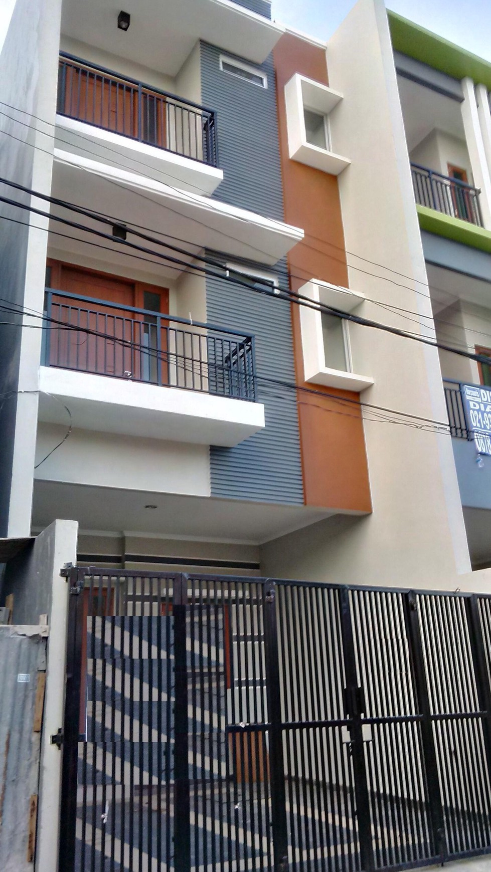 Rumah baru minimalis 3 lantai di Tomang