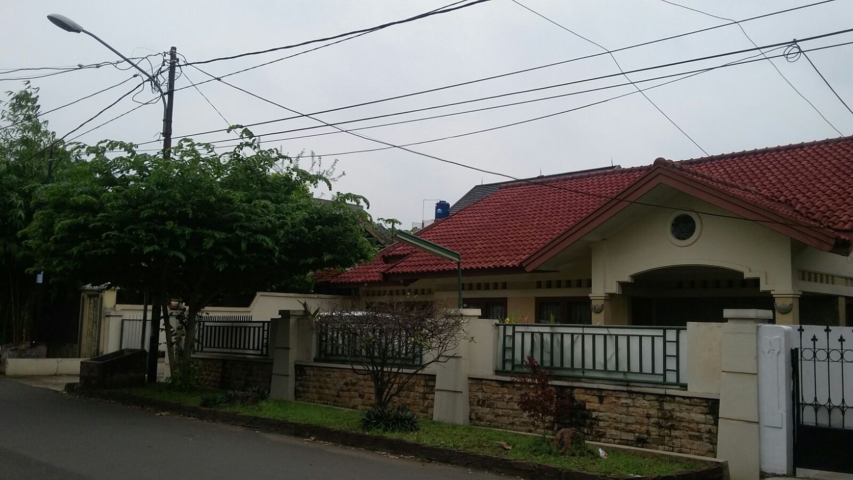 Rumah siap huni,pinggir jalan raya di Pondok Ranji