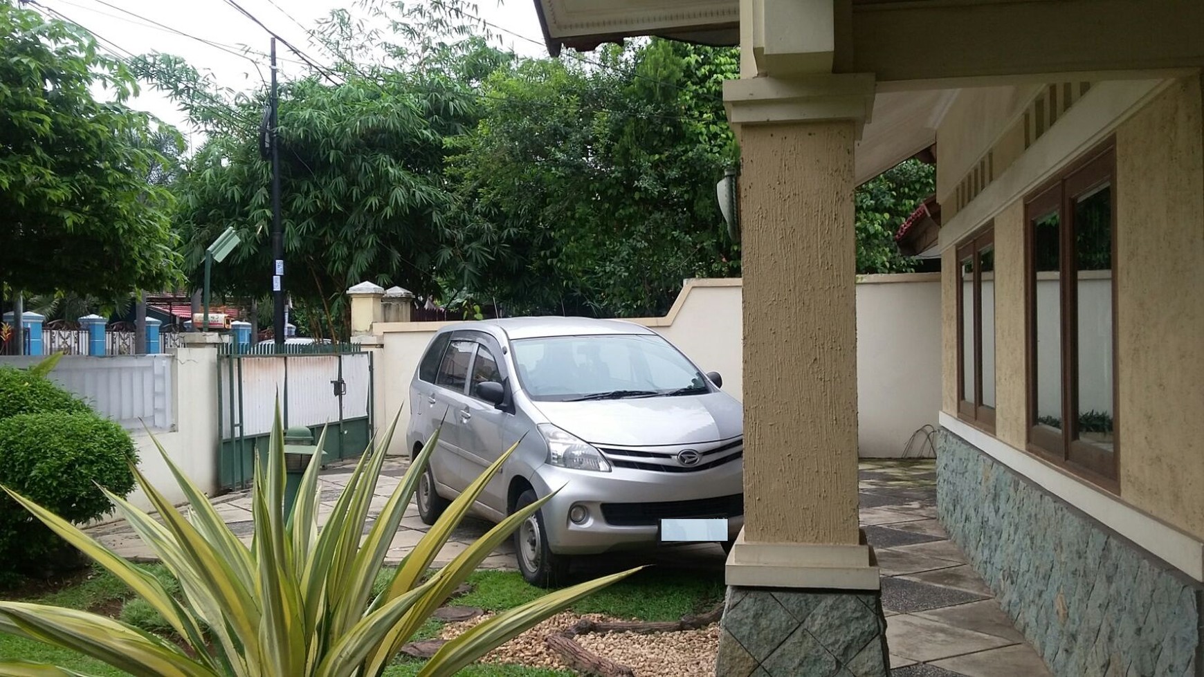 Rumah siap huni,pinggir jalan raya di Pondok Ranji