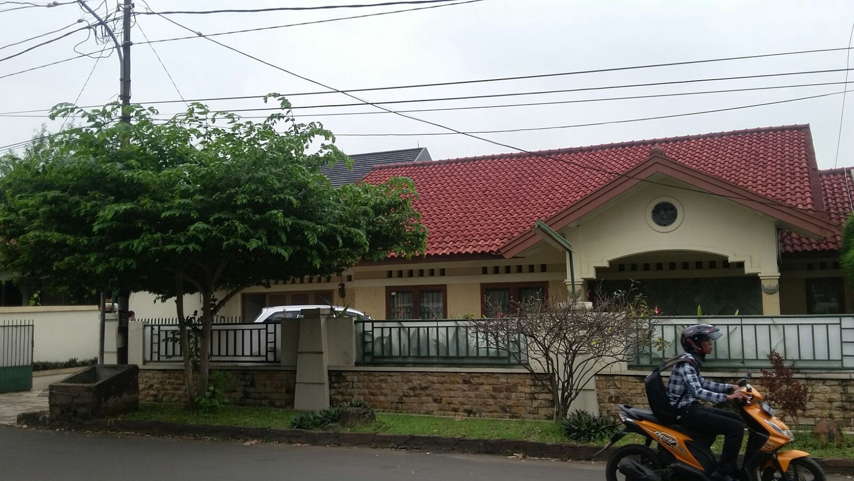 Rumah siap huni,pinggir jalan raya di Pondok Ranji
