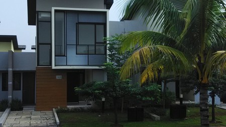 Rumah Depan Taman, Cantik dan Nyaman