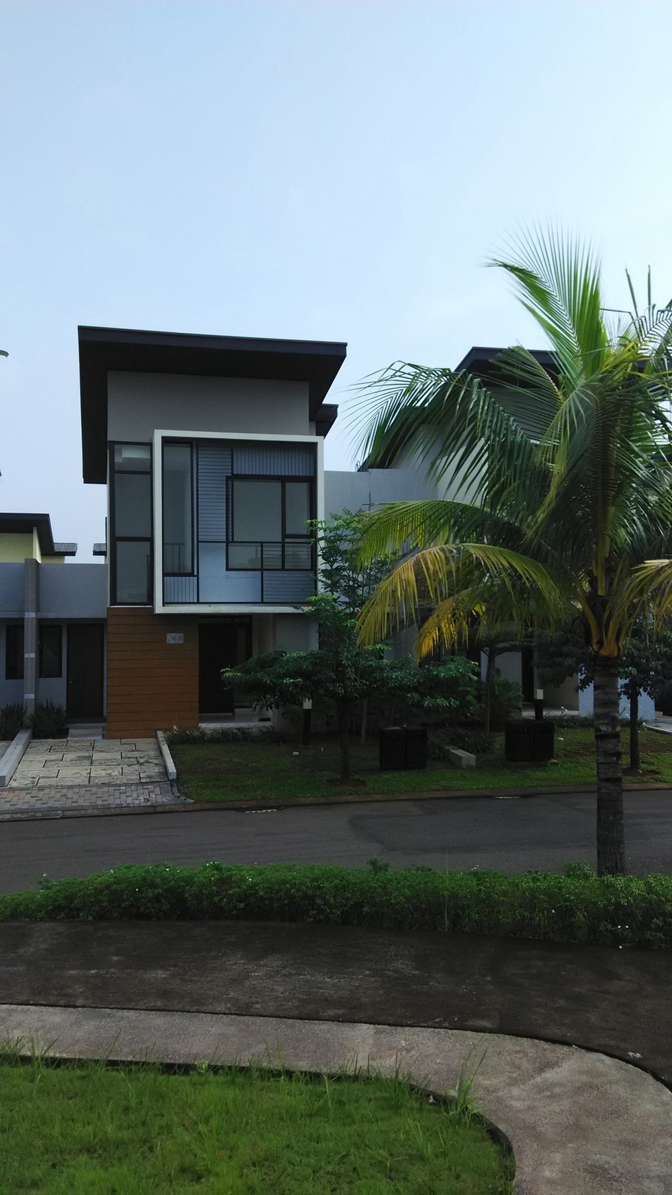Rumah Depan Taman, Cantik dan Nyaman