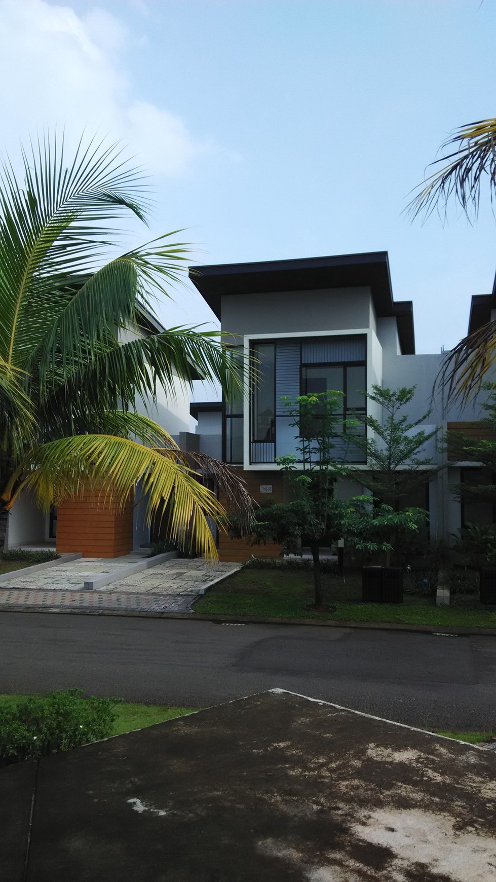 Rumah Depan Taman, Cantik dan Nyaman