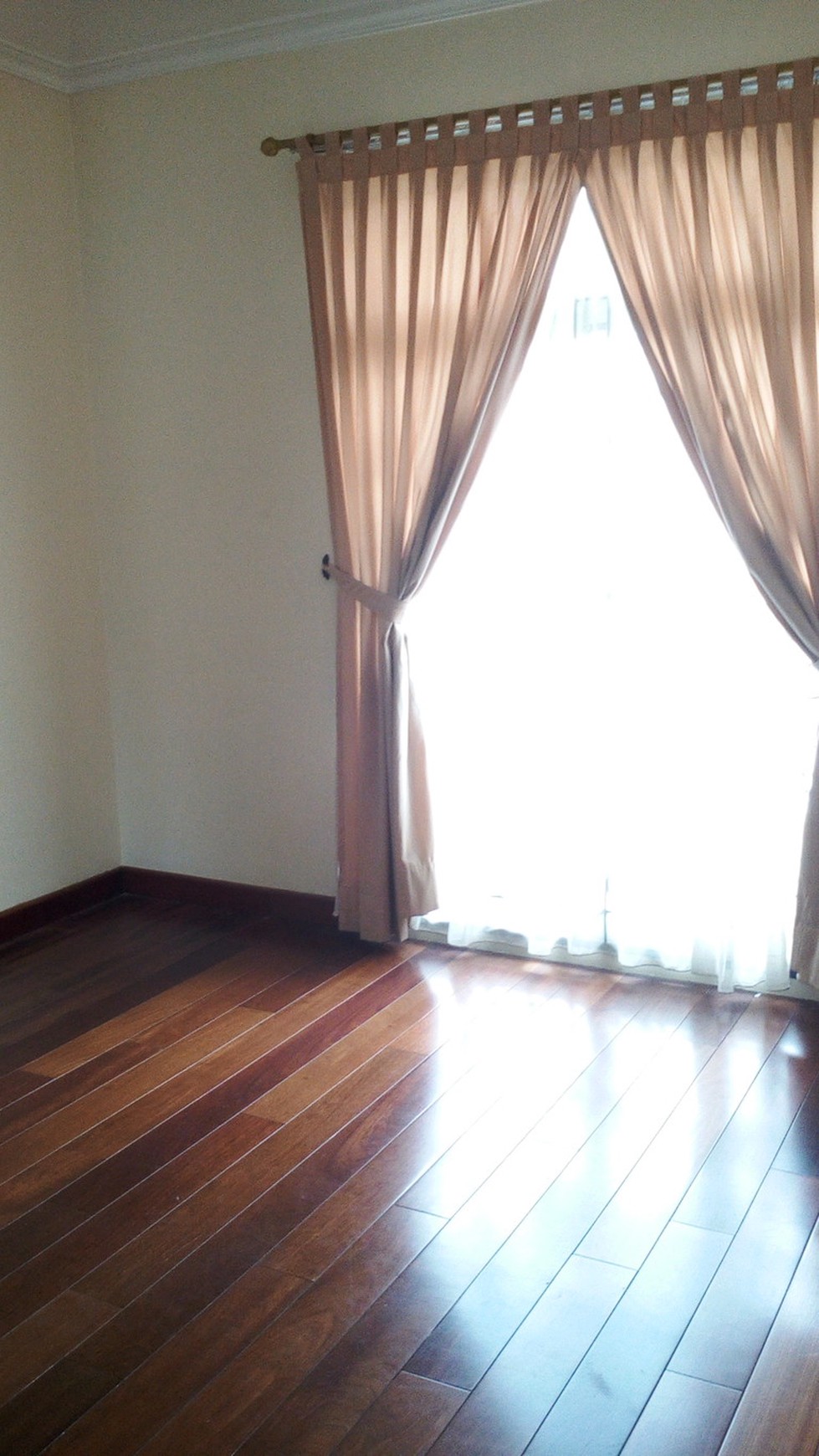 Disewakan Townhouse Taman Paris Lantai 2&3- Lippo Karawaci