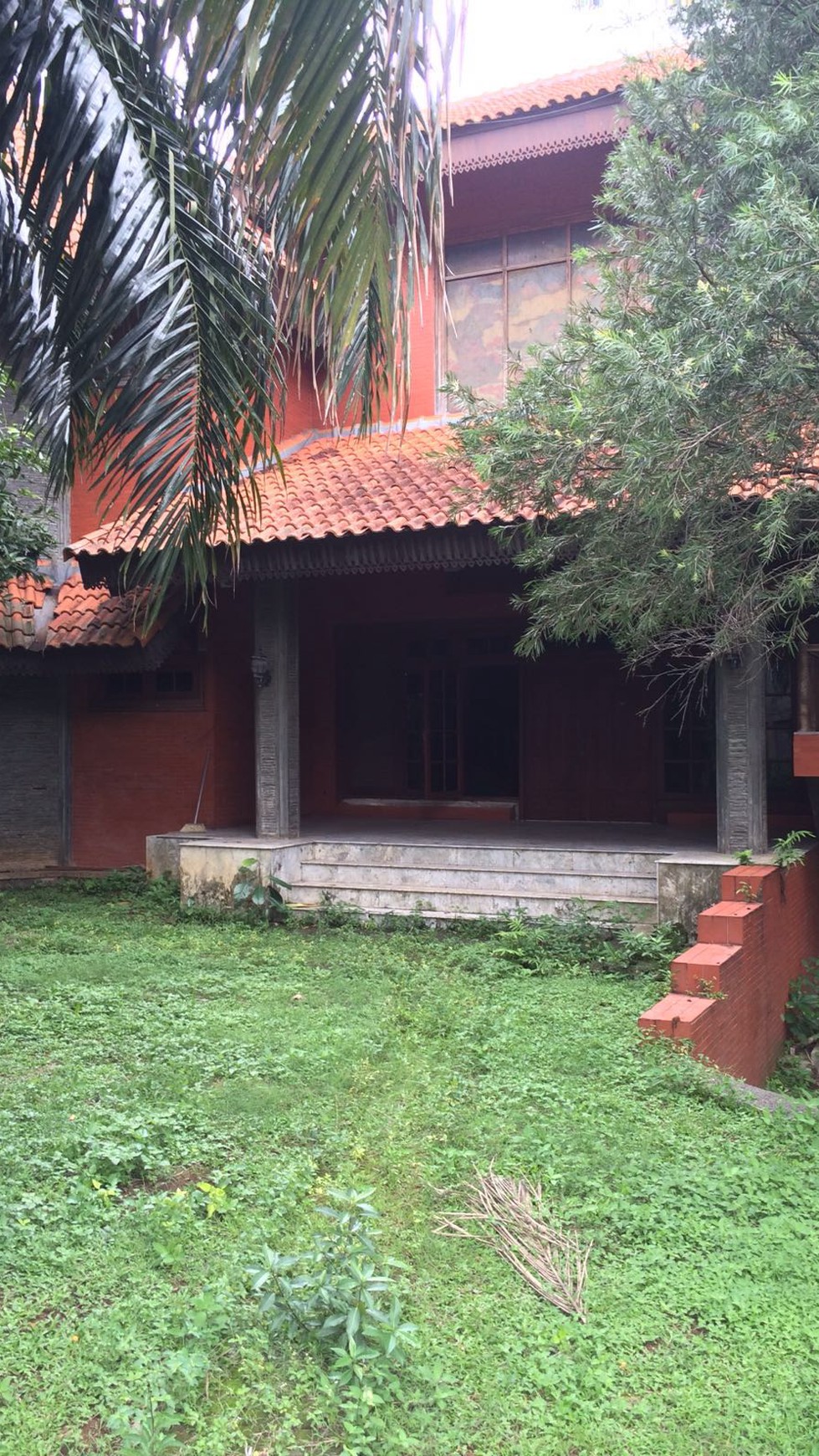 Rumah Unik Nuansa Villa di Cibubur Jakarta Timur