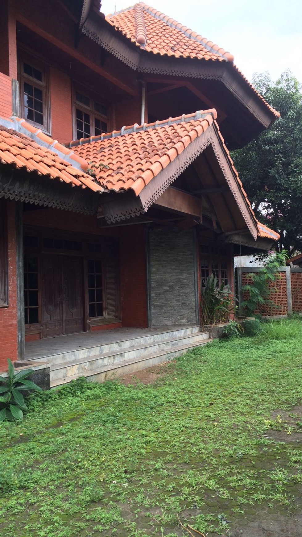 Rumah Unik Nuansa Villa di Cibubur Jakarta Timur