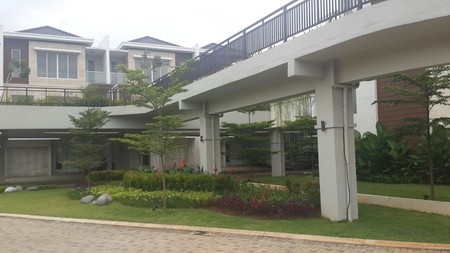 Disewakan  Town House River Valley