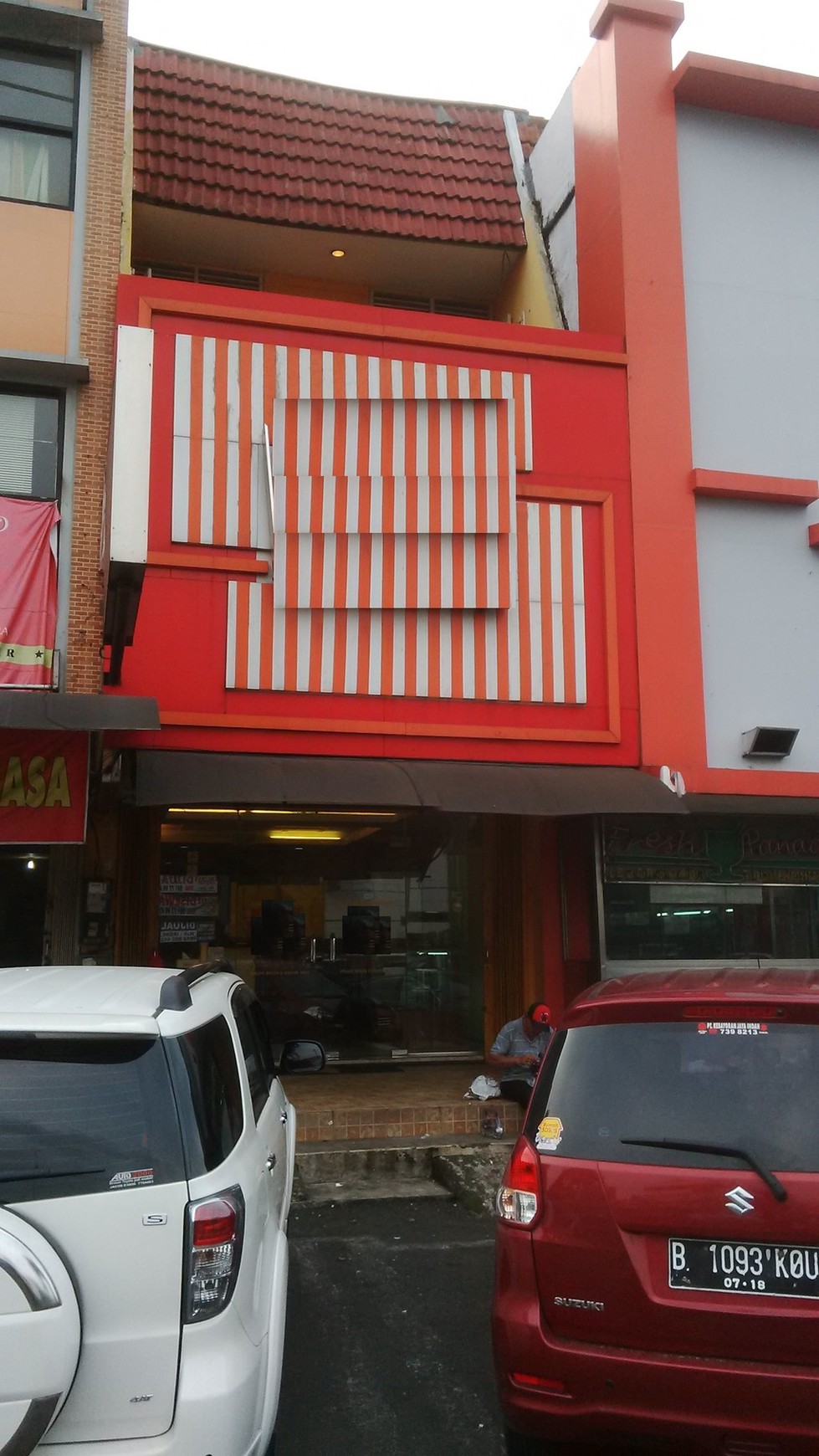 Ruko 2,5 lantai ,cocok untuk usaha di  jln utama Kelapa Gading
