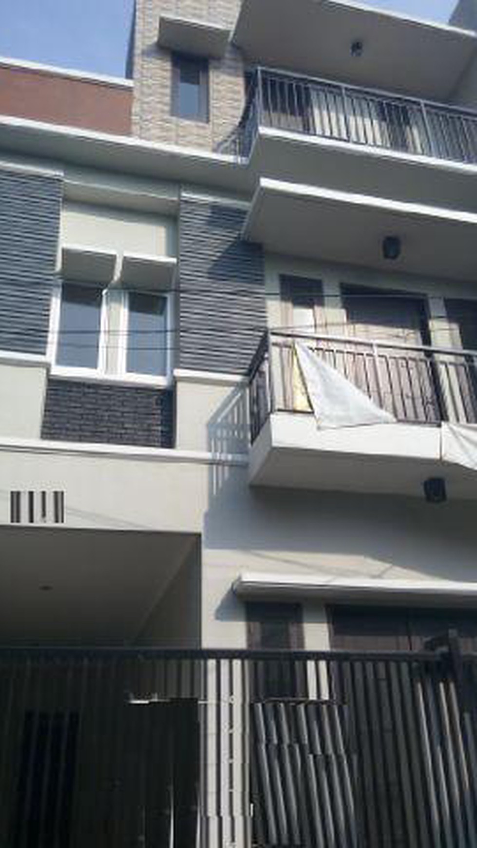 Rumah minimalis 3 lantai, Brand new,Harga Nego di Tomang