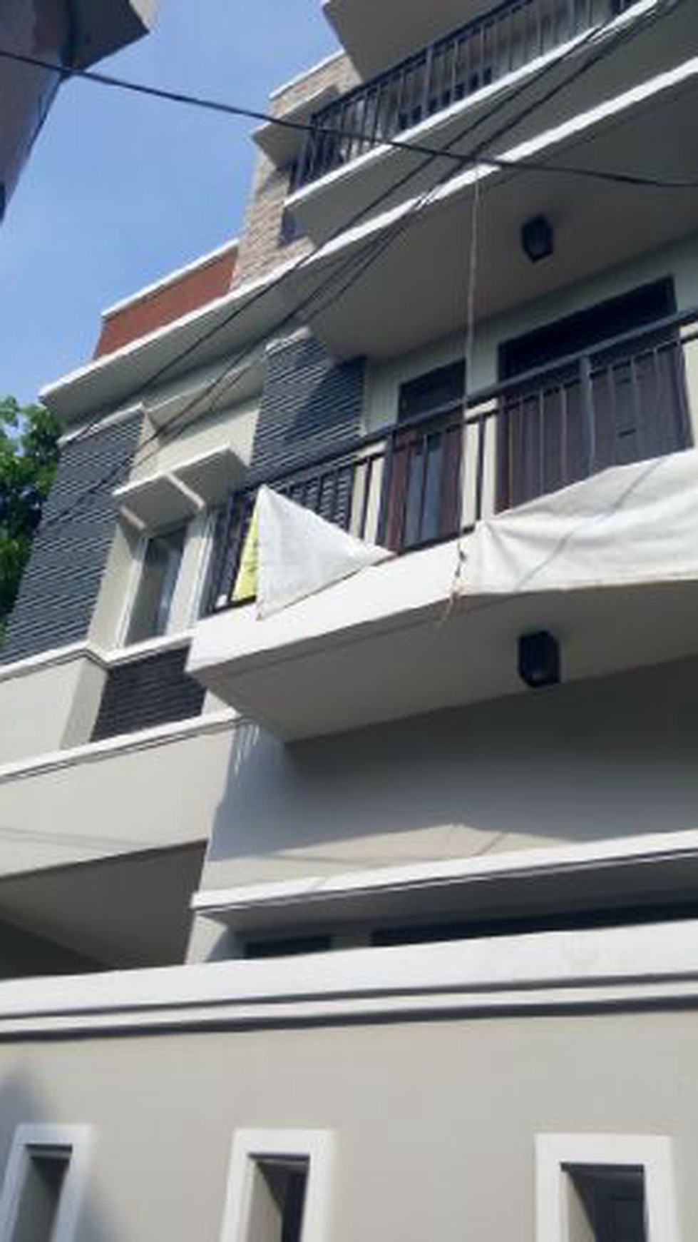Rumah minimalis 3 lantai, Brand new,Harga Nego di Tomang