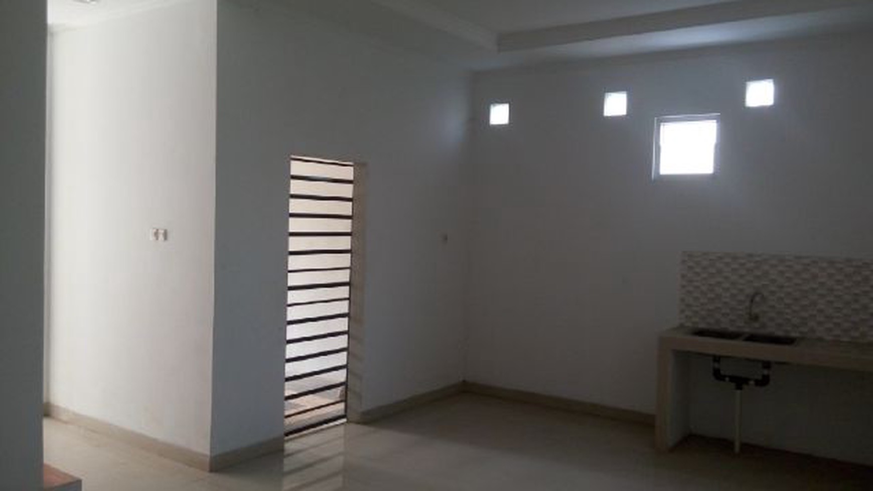 Rumah minimalis 3 lantai, Brand new,Harga Nego di Tomang