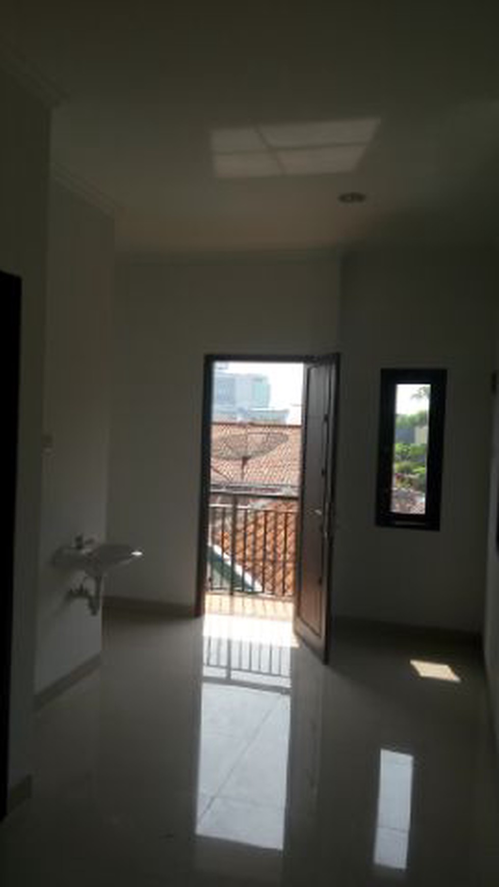 Rumah minimalis 3 lantai, Brand new,Harga Nego di Tomang