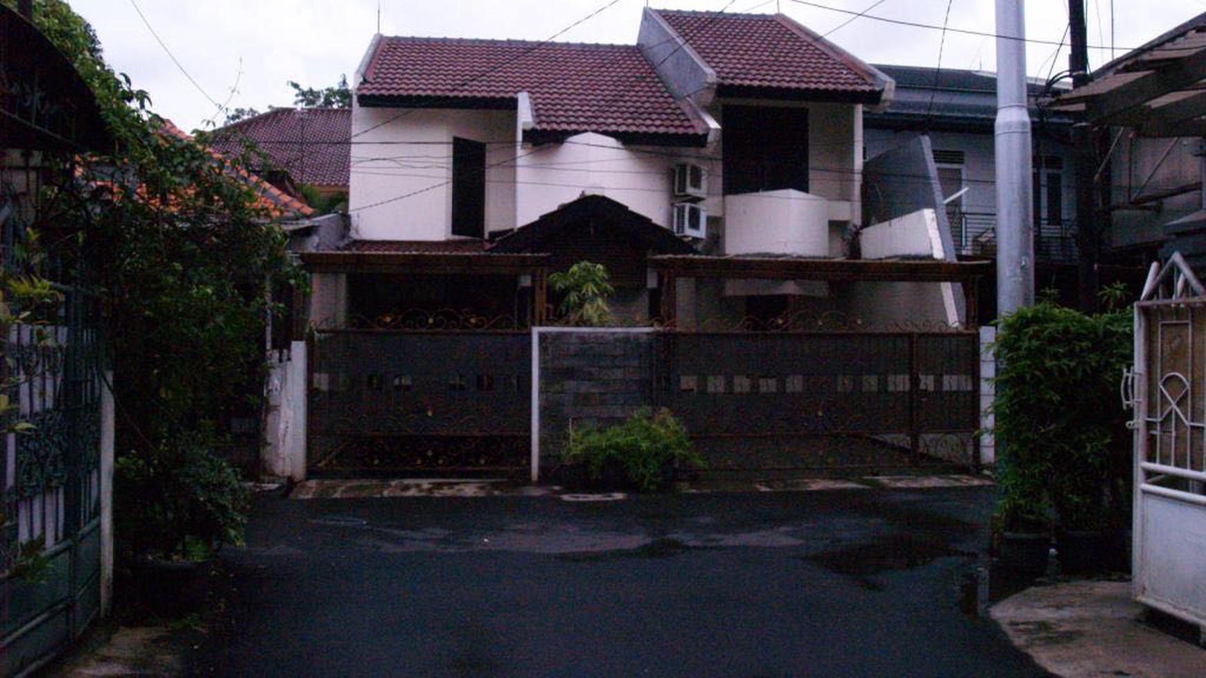 Hunian 2 lantai ,semi Furnish, Harga Nego di Pulo Asem Rawamangun.