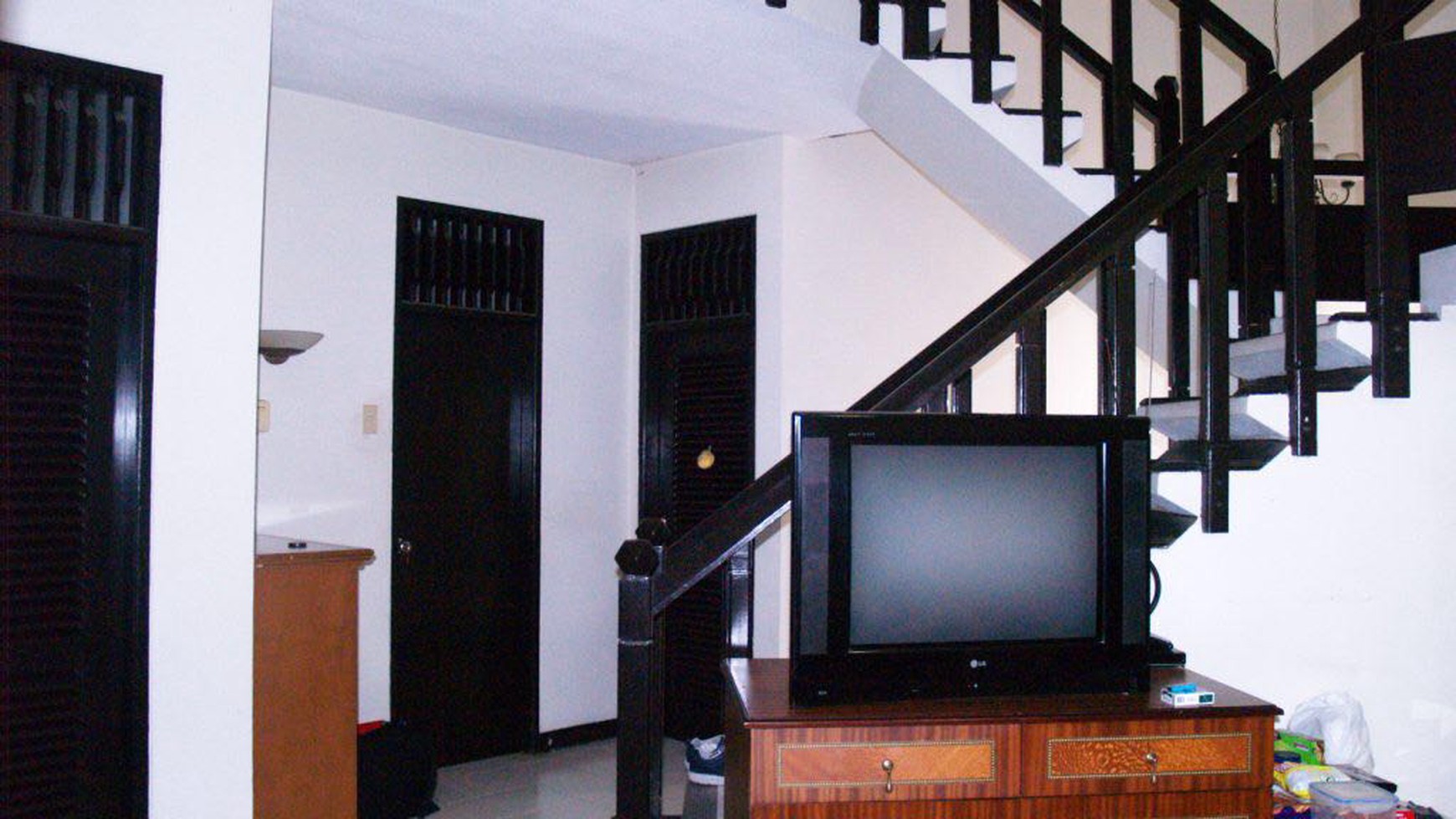 Hunian 2 lantai ,semi Furnish, Harga Nego di Pulo Asem Rawamangun.