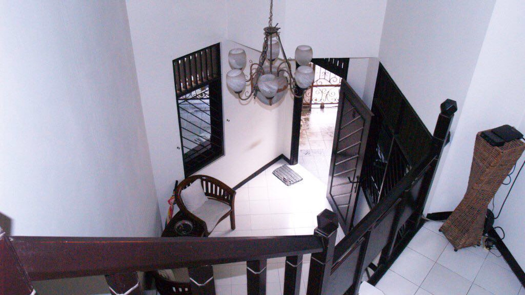 Hunian 2 lantai ,semi Furnish, Harga Nego di Pulo Asem Rawamangun.