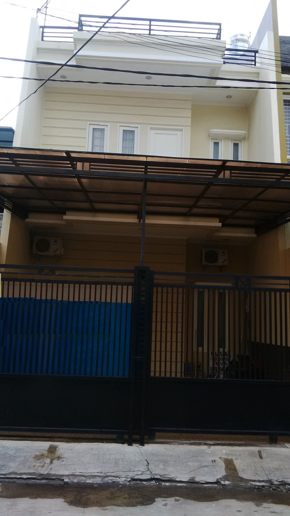 Hunian baru 2 1/2 lantai semi furnish dalam komplek perumahan di Sunter.