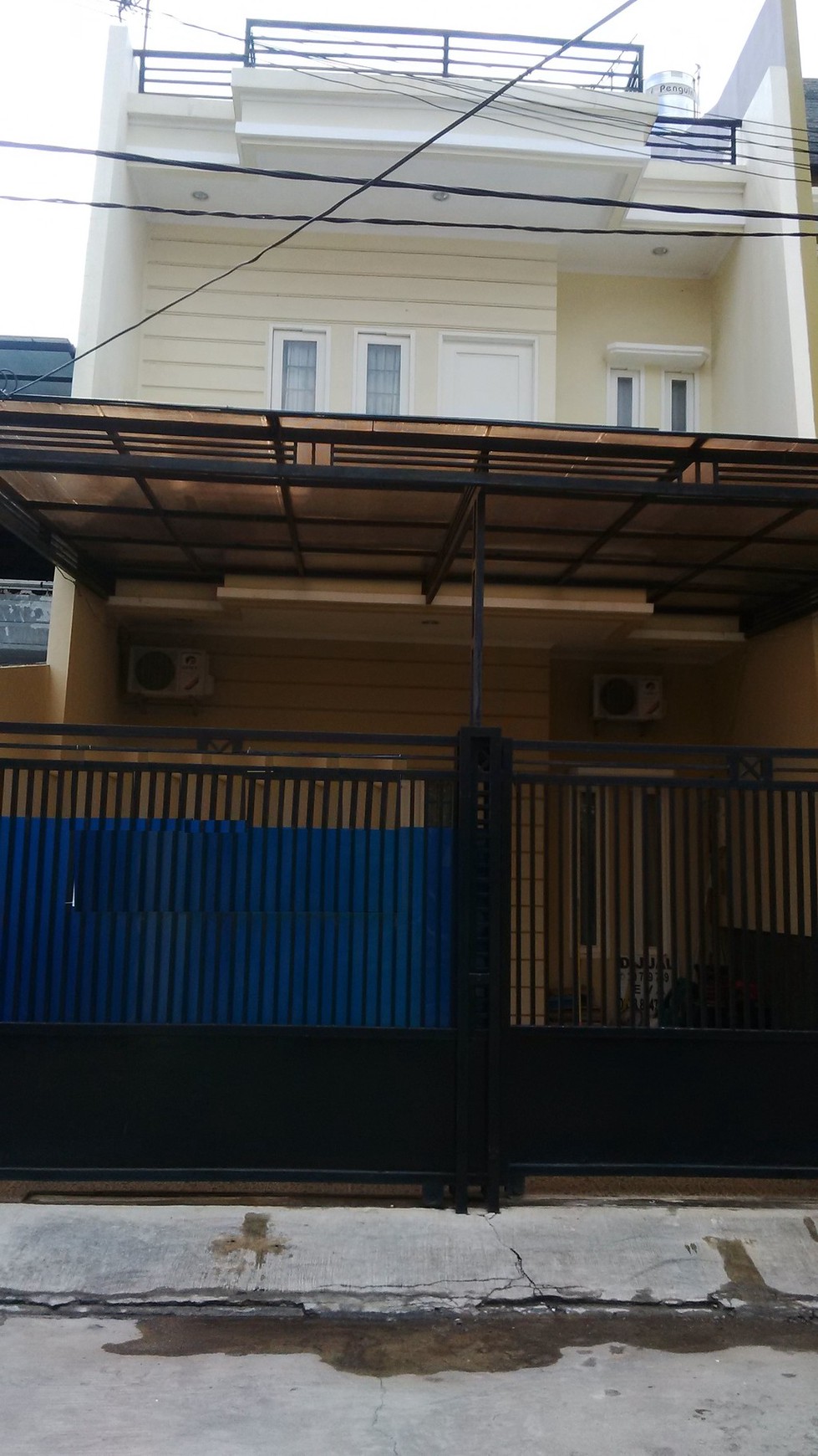 Hunian baru 2 1/2 lantai semi furnish dalam komplek perumahan di Sunter.