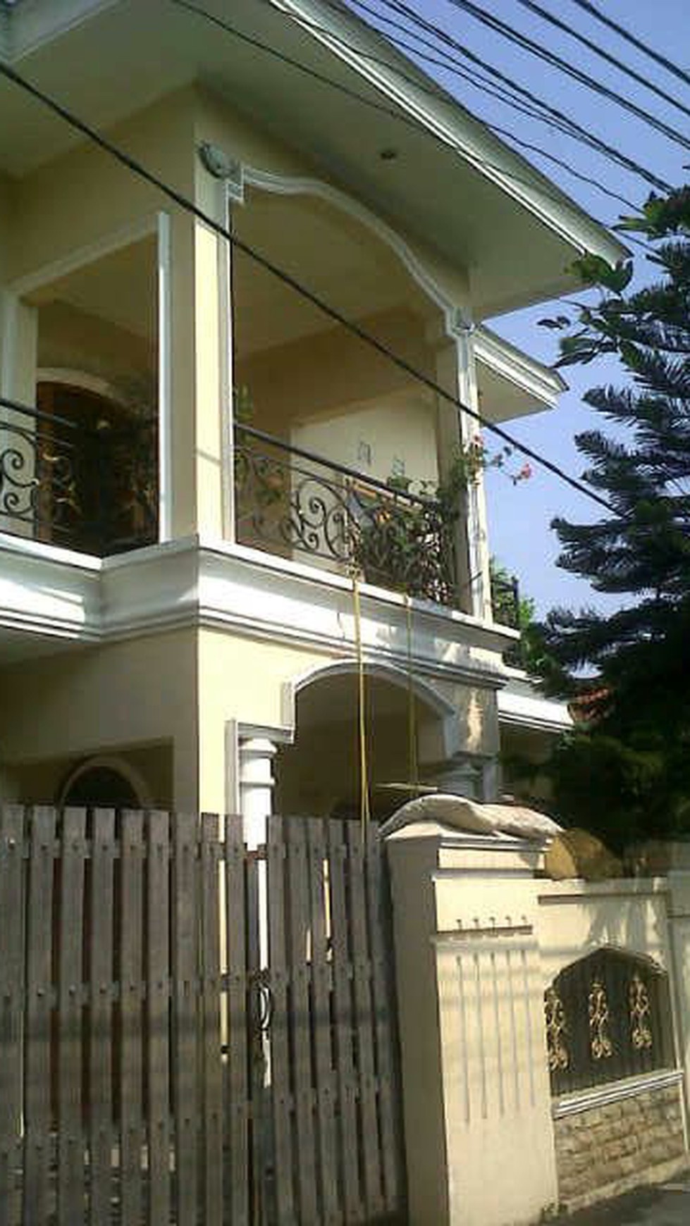 Rumah Bagus,dekat SMA 90 10 menit pintu tol petukangan selatan