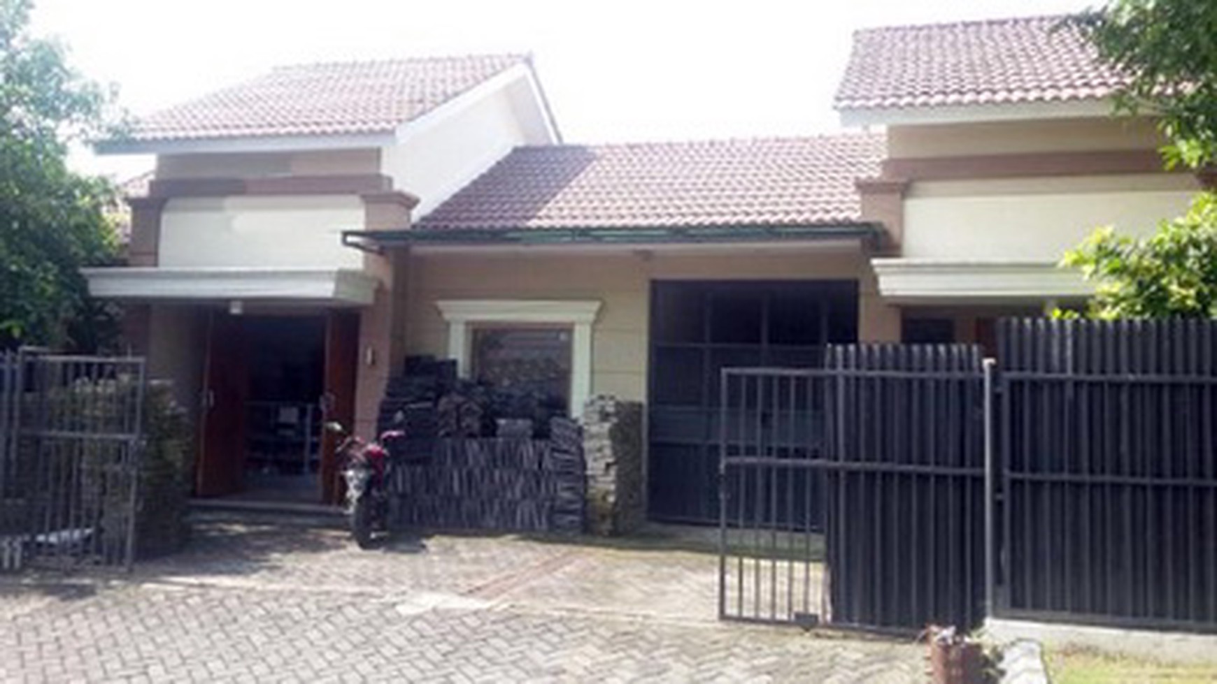 Rumah Usaha di Puri Surya Jaya, Cocok untuk usaha / kantor / toko / Klinik dll, Row Jalan Lebar, Siap Pakai