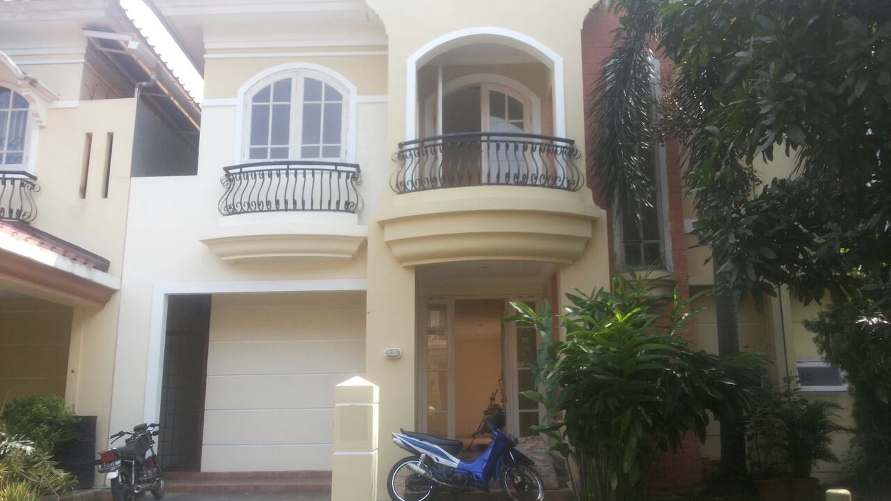 RUMAH MANIZ SIAP HUNI DALAM CLUSTER DI TAMAN PURI, BINTARO JAYA SEKTOR 9.