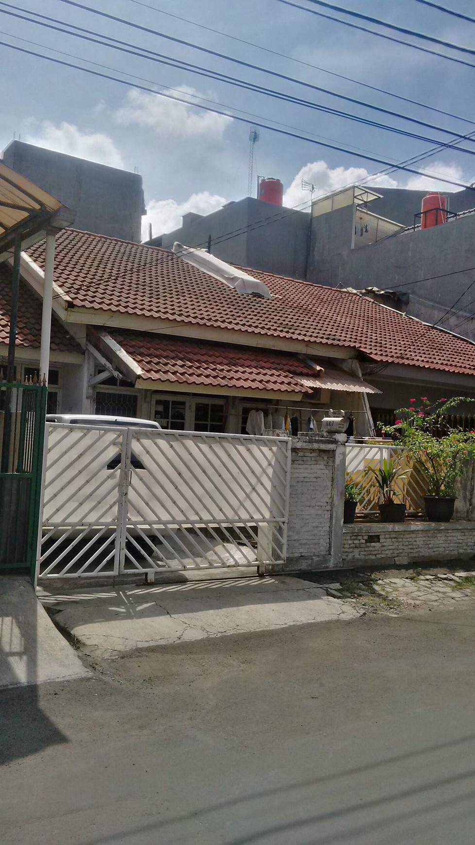 Rumah standard 1 lantai,masih layak huni, di Kelapa Gading.