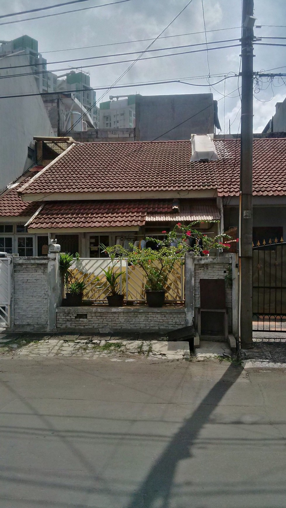 Rumah standard 1 lantai,masih layak huni, di Kelapa Gading.