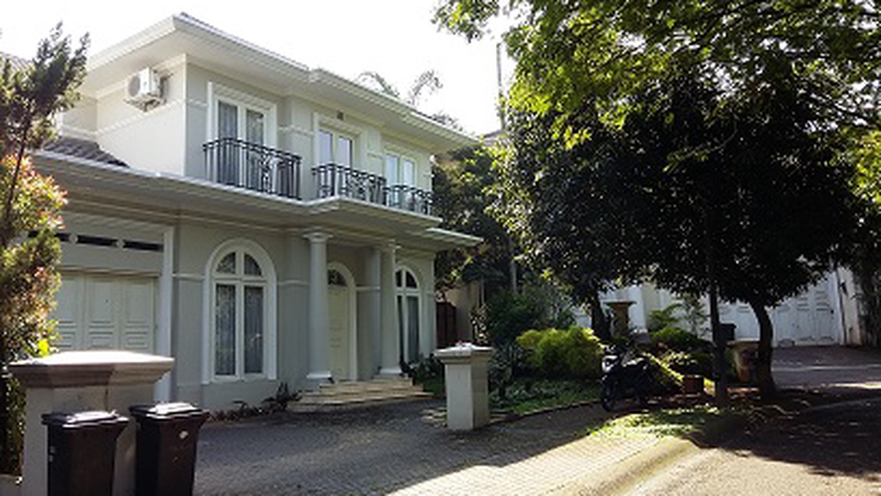 DISEWAKAN RUMAH DI FONTAINE BLEAU, FURNISHED, SWIMMING POOL, TAMAN