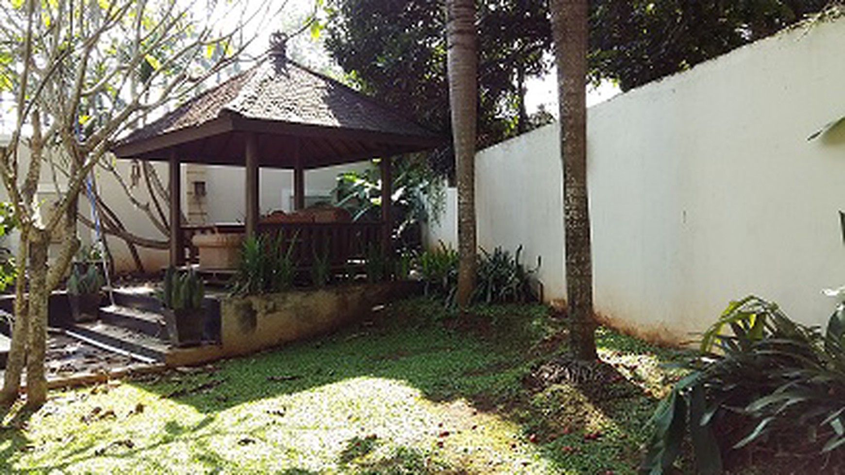 DISEWAKAN RUMAH DI FONTAINE BLEAU, FURNISHED, SWIMMING POOL, TAMAN