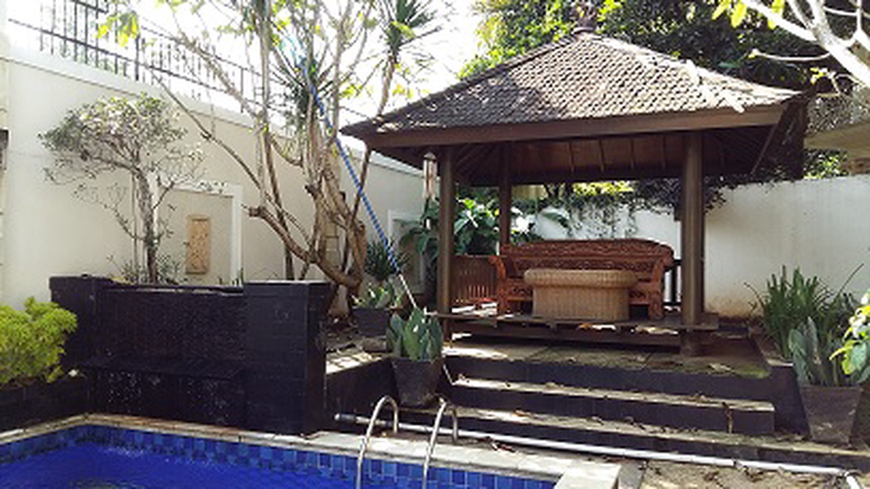 DISEWAKAN RUMAH DI FONTAINE BLEAU, FURNISHED, SWIMMING POOL, TAMAN