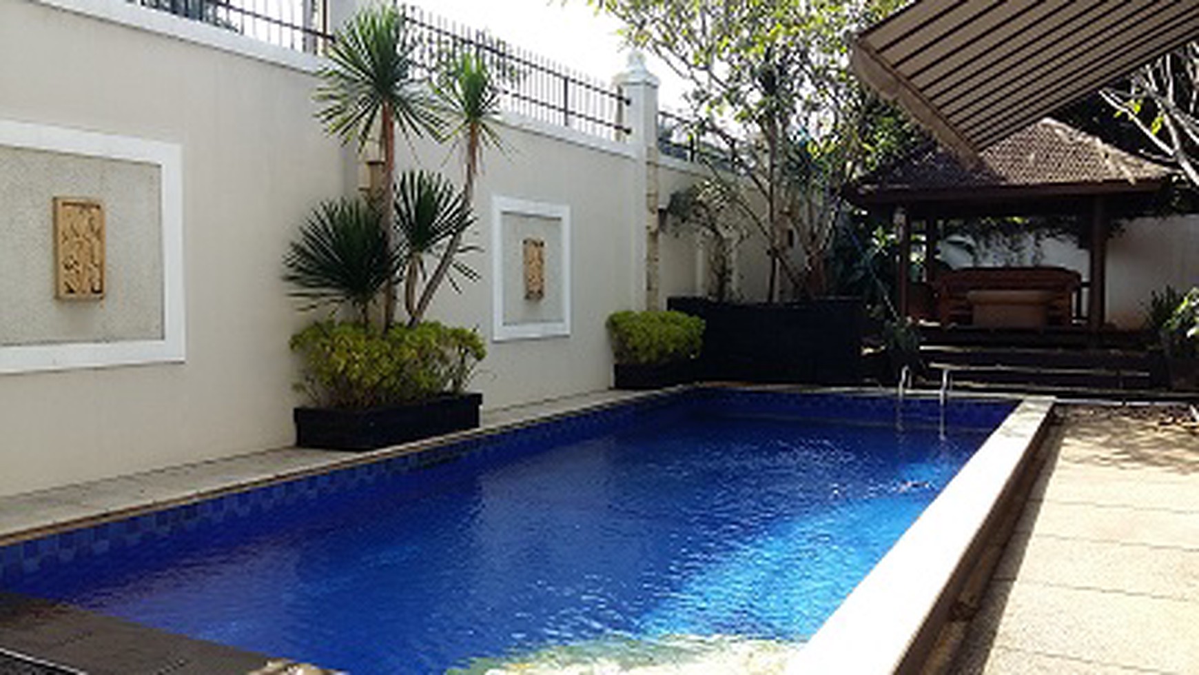 DISEWAKAN RUMAH DI FONTAINE BLEAU, FURNISHED, SWIMMING POOL, TAMAN