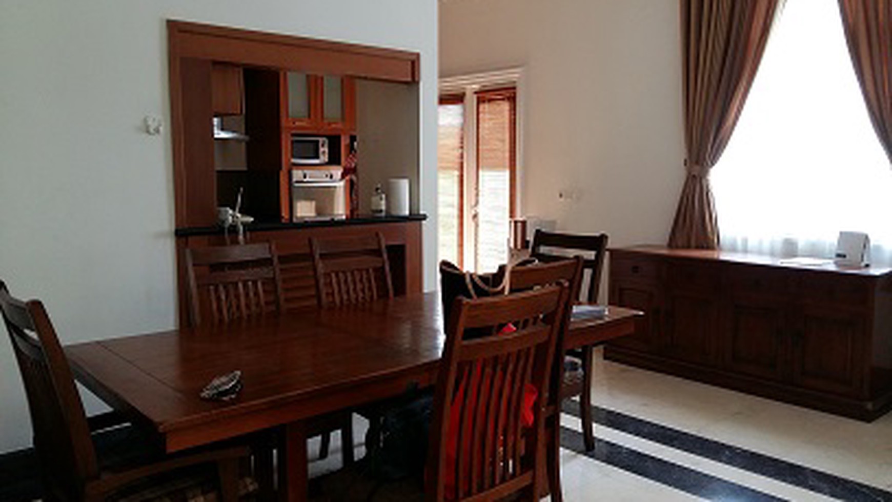 DISEWAKAN RUMAH DI FONTAINE BLEAU, FURNISHED, SWIMMING POOL, TAMAN