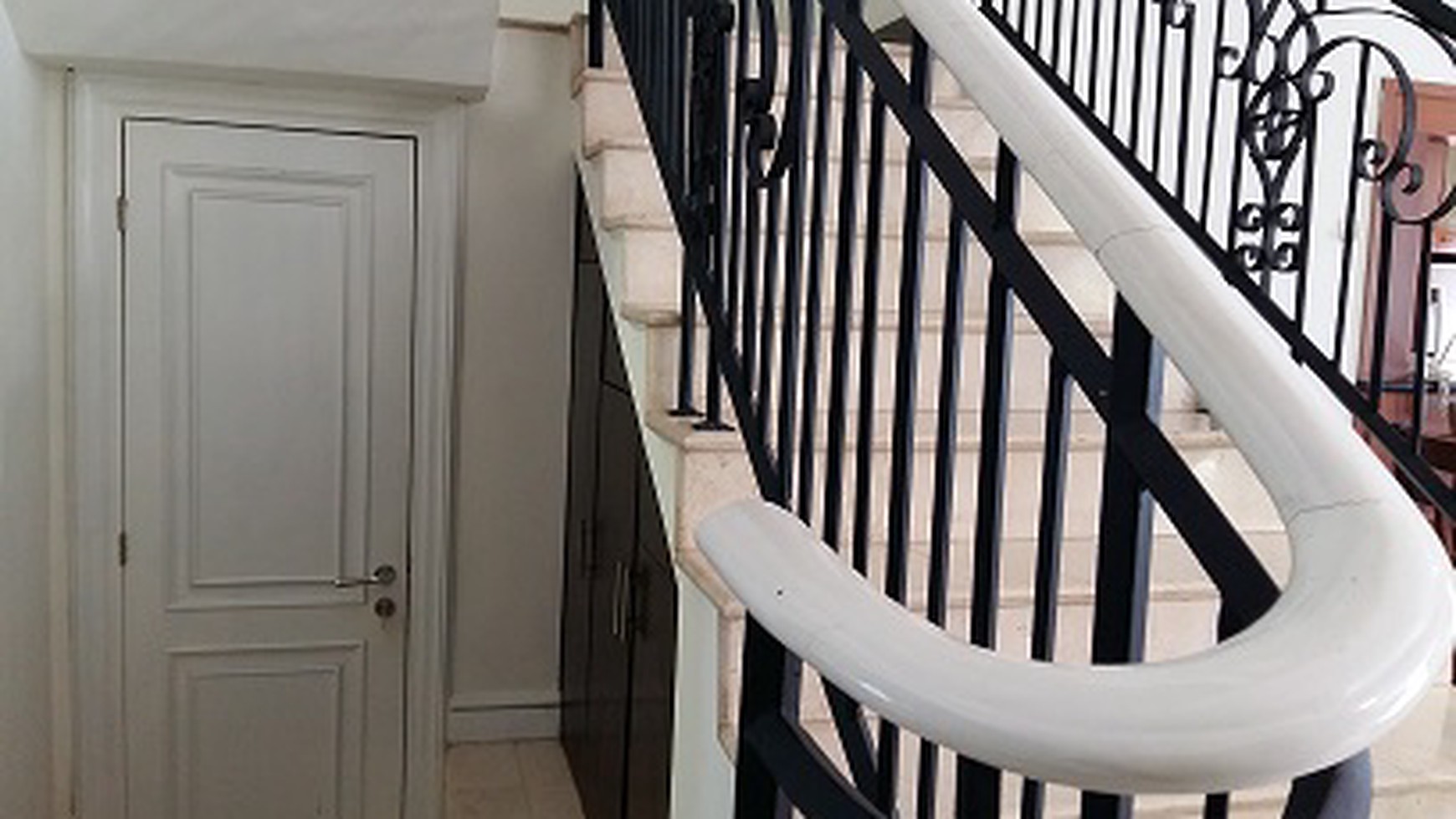 DISEWAKAN RUMAH DI FONTAINE BLEAU, FURNISHED, SWIMMING POOL, TAMAN