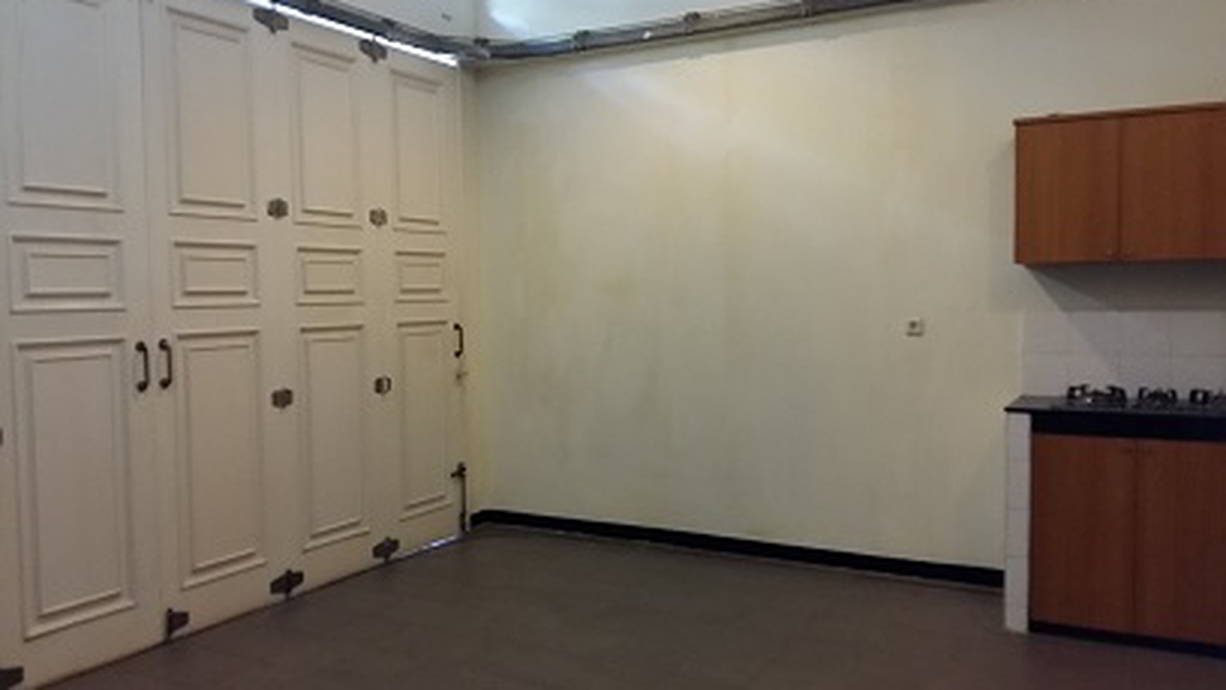 DISEWAKAN RUMAH DI FONTAINE BLEAU, FURNISHED, SWIMMING POOL, TAMAN