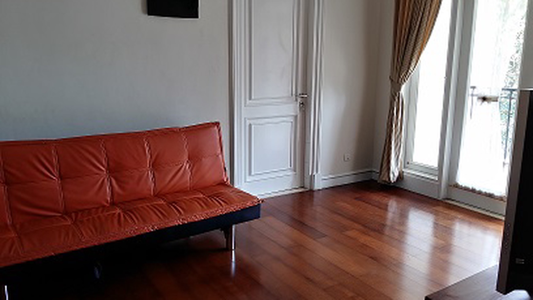 DISEWAKAN RUMAH DI FONTAINE BLEAU, FURNISHED, SWIMMING POOL, TAMAN