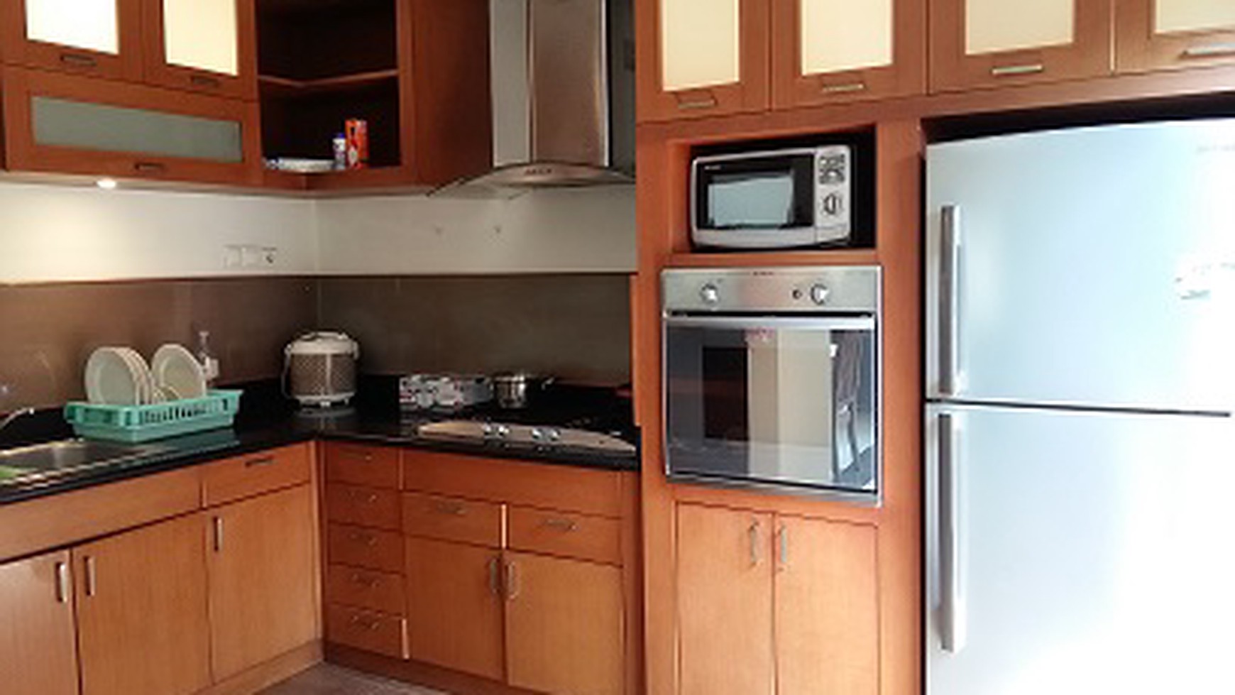 DISEWAKAN RUMAH DI FONTAINE BLEAU, FURNISHED, SWIMMING POOL, TAMAN