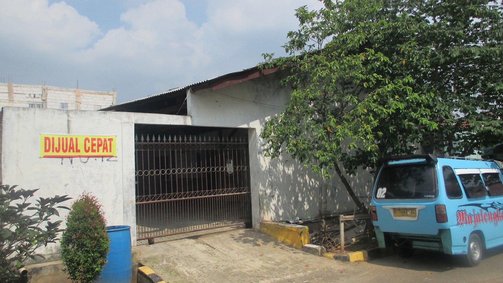 Dijual Tanah (Ada Bangunan Mess) di Palem Semi- Karawaci